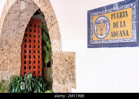 Sud America, Colombia, Departamento de Bolívar, Cartagena de Indias, Ciudad Amurallada, Ingresso storico alla vecchia dogana Foto Stock
