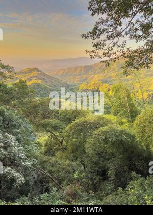 Sud America, Colombia, Departamento del Magdalena, Santa Marta, Sierra Nevada, Minca, tramonto sulle colline pedemontane della Sierra Nevada vicino a Minca Foto Stock