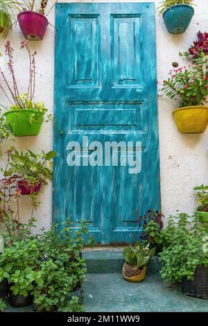 Sud America, Colombia, Departamento del Magdalena, Santa Marta, Sierra Nevada, Minca, decorazione colorata nel cortile dell'Hotel Costäo River Minca Foto Stock