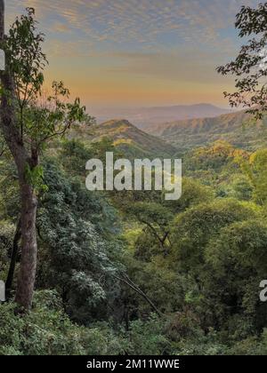 Sud America, Colombia, Departamento del Magdalena, Santa Marta, Sierra Nevada, Minca, tramonto sulle colline pedemontane della Sierra Nevada vicino a Minca Foto Stock