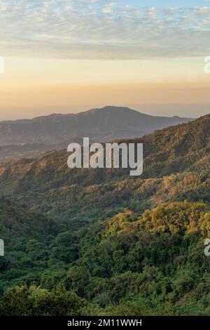 Sud America, Colombia, Departamento del Magdalena, Santa Marta, Sierra Nevada, Minca, tramonto sulle colline pedemontane della Sierra Nevada vicino a Minca Foto Stock