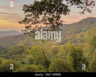 Sud America, Colombia, Departamento del Magdalena, Santa Marta, Sierra Nevada, Minca, tramonto sulle colline pedemontane della Sierra Nevada vicino a Minca Foto Stock