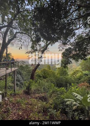 Sud America, Colombia, Departamento del Magdalena, Santa Marta, Sierra Nevada, Minca, tramonto sulle colline pedemontane della Sierra Nevada vicino a Minca Foto Stock