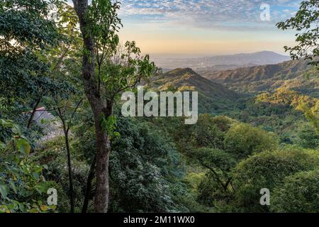 Sud America, Colombia, Departamento del Magdalena, Santa Marta, Sierra Nevada, Minca, tramonto sulle colline pedemontane della Sierra Nevada vicino a Minca Foto Stock