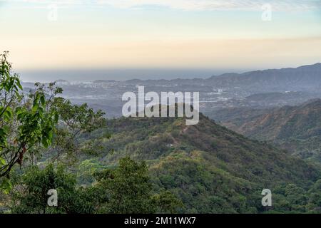 Sud America, Colombia, Departamento del Magdalena, Santa Marta, Sierra Nevada, Minca, tramonto sulle colline pedemontane della Sierra Nevada vicino a Minca Foto Stock