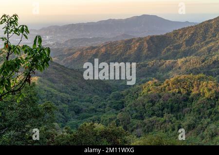 Sud America, Colombia, Departamento del Magdalena, Santa Marta, Sierra Nevada, Minca, tramonto sulle colline pedemontane della Sierra Nevada vicino a Minca Foto Stock