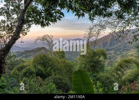 Sud America, Colombia, Departamento del Magdalena, Santa Marta, Sierra Nevada, Minca, tramonto sulle colline pedemontane della Sierra Nevada vicino a Minca Foto Stock