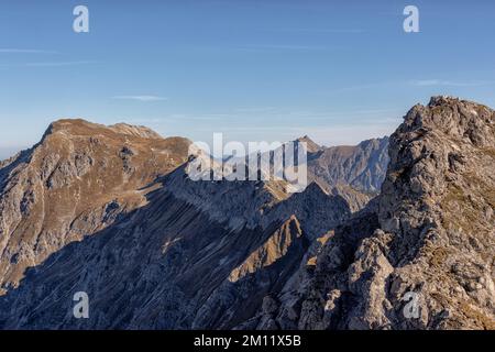 Vista dalla cima del Nebelhorn al Hindelang via ferrata. Oberstdorf, Baviera, Germania. Foto Stock