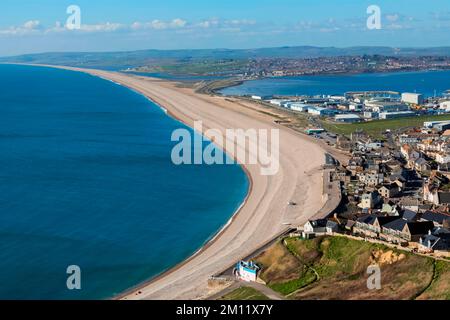 Inghilterra, Dorset, Weymouth, Portland, vista di Chesil Beach e Fortuneswell da Portland Bill Foto Stock