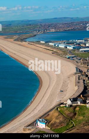 Inghilterra, Dorset, Weymouth, Portland, vista di Chesil Beach e Fortuneswell da Portland Bill Foto Stock