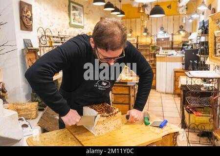 Francia, Costa Azzurra, Costa Azzurra, St.Paul de Vence, Nougat Shop, Blocco da taglio uomo di Nougat Foto Stock