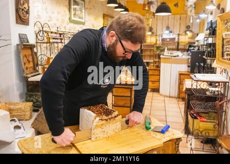 Francia, Costa Azzurra, Costa Azzurra, St.Paul de Vence, Nougat Shop, Blocco da taglio uomo di Nougat Foto Stock