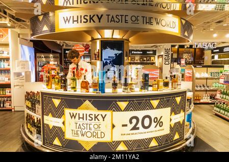 Francia, Costa Azzurra, Costa Azzurra, Nizza, Nizza Cote d'Azur Airport, Duty Free Shop promozione Whisky da tutto il mondo Foto Stock
