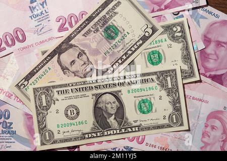 1,2 e 5 dollari sullo sfondo di 100 lire banconote della Turchia Foto Stock