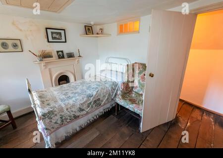 Inghilterra, Dorset, Dorchester, Hardy's Cottage, Ligher Bockhampton Village, Luogo di nascita dell'autore inglese Thomas Hardy, vista interna della camera da letto Foto Stock