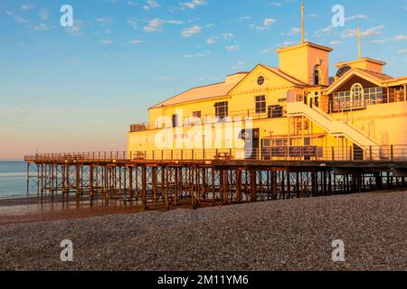 Inghilterra, West Sussex, Bognor Regis, Bognor Regis Pier e spiaggia Foto Stock