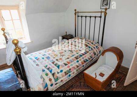 Inghilterra, Dorset, Dorchester, Hardy's Cottage, Ligher Bockhampton Village, Luogo di nascita dell'autore inglese Thomas Hardy, vista interna della camera da letto Foto Stock