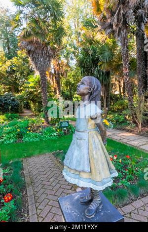 Inghilterra, Dorset, Abbotsbury, i giardini subtropicali, la Statua di Alice nel paese delle meraviglie Foto Stock