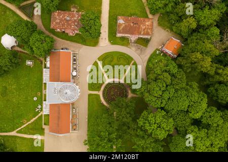 Fotografia di droni di un piccolo parco e siepi durante il giorno estivo Foto Stock