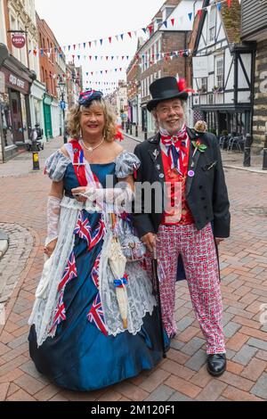 Inghilterra, Kent, Rochester, l'annuale Festival di Dickens, coppia vestita in costume vittoriano Foto Stock