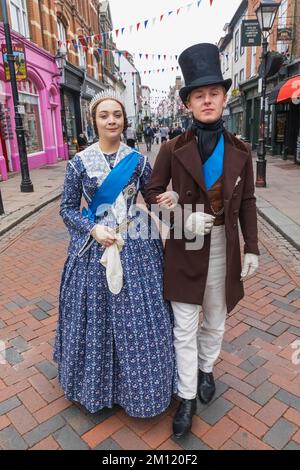 Inghilterra, Kent, Rochester, l'annuale Festival di Dickens, coppia vestita in costume vittoriano Foto Stock