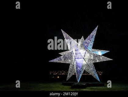 Stella a punta illuminata sul sentiero delle luci invernali e natalizie di Blenheim Foto Stock
