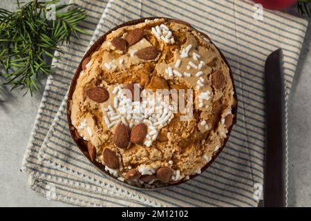 Panettone italiano fatto in casa con zucchero e frutta secca Foto Stock