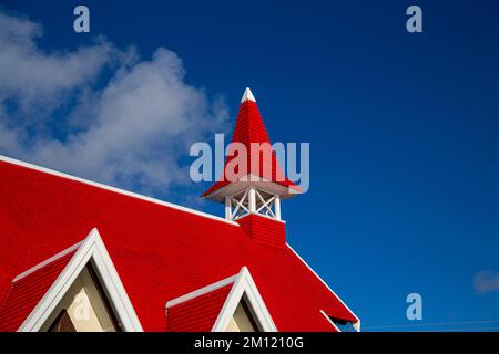 Chiesa di Notre Dame Auxiliatrice con caratteristico tetto rosso a Cap Malheureux, Isola Mauritius, Oceano Indiano Foto Stock