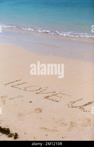 Ti amo - come un messaggio scritto con un dito nella sabbia su una spiaggia con onde e blu oceano a Mauritius Island, Africa, vista dall'alto, nessuno Foto Stock