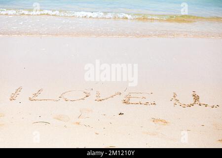 Ti amo - come un messaggio scritto con un dito nella sabbia su una spiaggia con onde e blu oceano a Mauritius Island, Africa, vista dall'alto, nessuno Foto Stock