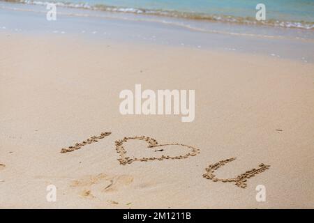 Ti amo - come un messaggio scritto con un dito nella sabbia su una spiaggia con onde e blu oceano a Mauritius Island, Africa, vista dall'alto, nessuno Foto Stock