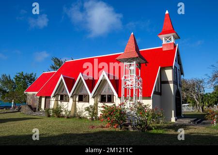 Chiesa di Notre Dame Auxiliatrice con caratteristico tetto rosso a Cap Malheureux, Isola Mauritius, Oceano Indiano Foto Stock