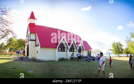 Panorama Shot di Notre Dame Auxiliatrice Chiesa con caratteristico tetto rosso a Cap Malheureux, isola Mauritius, Oceano Indiano Foto Stock
