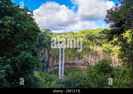 Vista aerea dall'alto della cascata di Chamarel nella giungla tropicale dell'isola di Mauritius Foto Stock