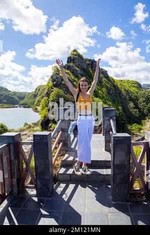 Giovane signora di fronte al punto di vista di Maconde. Famosa curva stradale nel sud dell'isola di Mauritius, Africa Foto Stock
