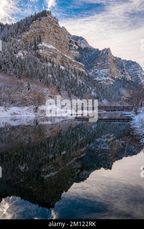 Fiume Provo a monte della diga di Olmstead in una tranquilla giornata invernale. Foto Stock