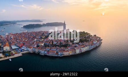 Veduta aerea di Rovigno - Rovigno al tramonto. Rovigno, Istria, costa adriatica, Croazia. Foto Stock