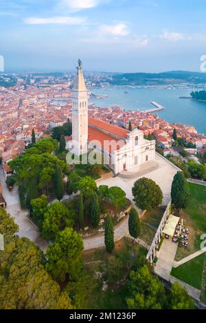 Veduta aerea di Rovigno - Rovigno al tramonto. Rovigno, Istria, costa adriatica, Croazia. Foto Stock