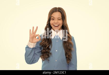 winking bambino lungo ricci capelli isolati su bianco show ok gesto, bellezza Foto Stock