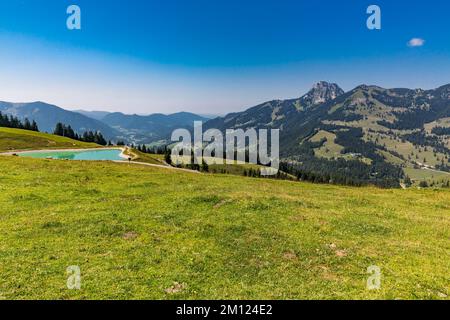 Vista da Sudelfeld al paesaggio montano, serbatoio Sudelfeld, dietro Bayrischzell, destra Wendelstein, 1838 m, Soinwand, 1756 m, Lacherspitze, 1724 m, Sudelfeld, Vicino a Bayrischzell, Mangfallgebirge, alta Baviera, Baviera, Germania, Europa Foto Stock