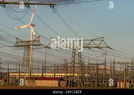 Piloni elettrici, turbina eolica, sottostazione Wolmirstedt, Sassonia-Anhalt, Germania Foto Stock