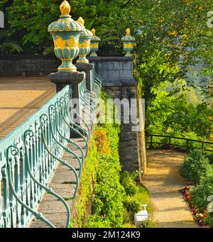 Europa, Germania, Assia, Contea di Limburg-Weilburg, città di Weilburg, Valle di Lahn, castello di Weilburg, giardino superiore del castello, parapetto con vasi in ghisa sul lato del fiume Lahn di fronte al ponte Foto Stock