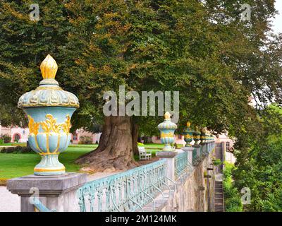 Europa, Germania, Assia, Contea di Limburg-Weilburg, città di Weilburg, Valle di Lahn, castello di Weilburg, giardino superiore del castello, parapetto con vasi in ghisa sul lato del fiume Lahn di fronte al ponte Foto Stock