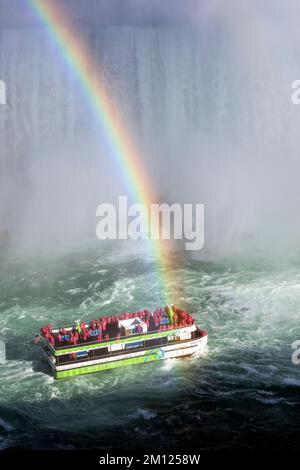 Canada, Ontario, Cascate del Niagara, le Cascate Horseshoe di giorno e la barca turistica 'The Hornblower' con un arcobaleno Foto Stock