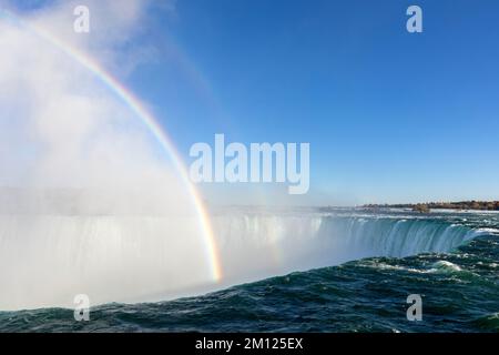 Canada, Ontario, Cascate del Niagara, le Cascate Horseshe di giorno con un arcobaleno Foto Stock
