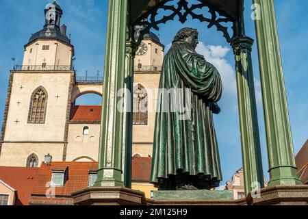 Monumento Lutero sulla piazza del mercato, dietro le torri della città e la chiesa parrocchiale di San Maria. Foto Stock