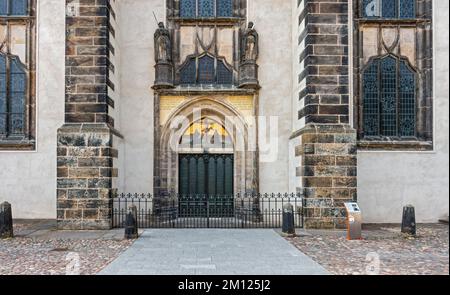 Porta di tesi alla Chiesa del Castello di Wittenberg. Sulla porta, è il testo delle 95 tesi di Lutero. Foto Stock