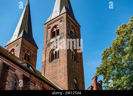 St Cattedrale di Nicholas, prime torri gotiche a ovest da sud-est Foto Stock