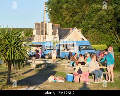 Atmosfera rilassata sulla spiaggia di Saint Efflam nel dipartimento Côtes-d'Armor in Bretagna, Francia Foto Stock