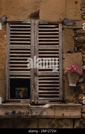 Facciata di casa fatiscente con un otturatore rotto su Mallorca, Spagna Foto Stock